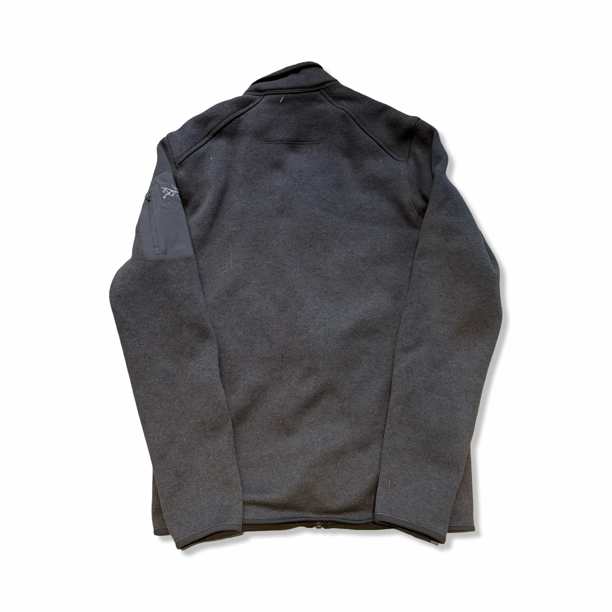 Fleecetröja Arc'teryx Covert Jacket för herr i svart, fotograferad bakifrån mot en vit bakgrund.