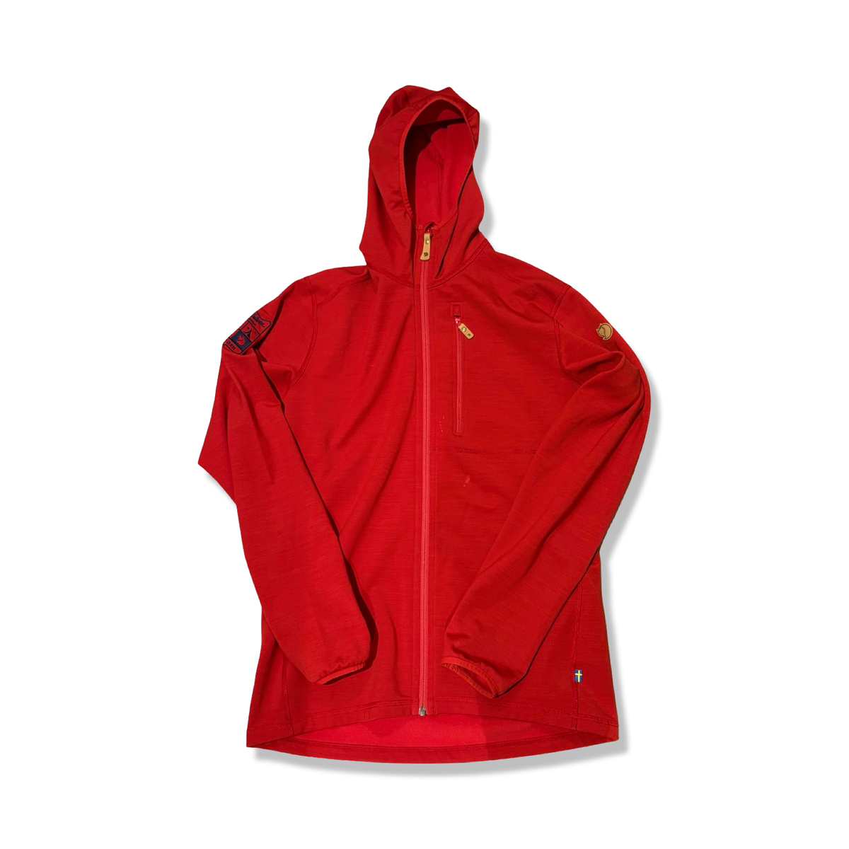 Röd Fjällräven Classic Keb Hoodie fleecetröja för herr med huva och dragkedja, fotograferad framifrån mot en vit bakgrund.