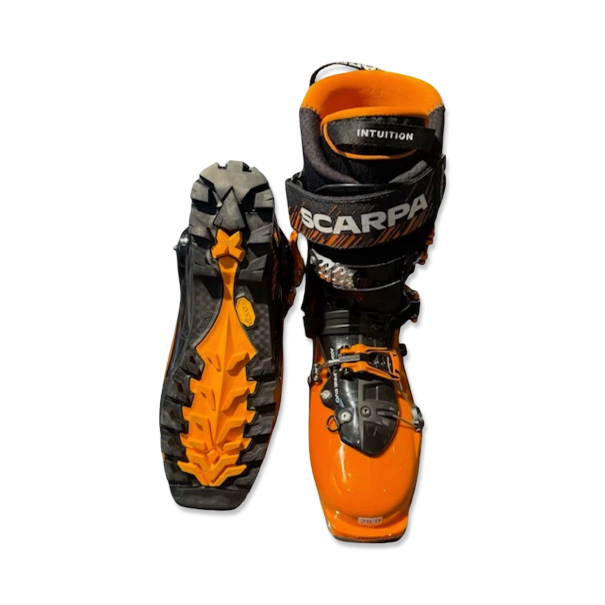Orange och svarta Scarpa Mastrale toppturspjäxor för herr, visade framifrån med sulan synlig mot vit bakgrund.