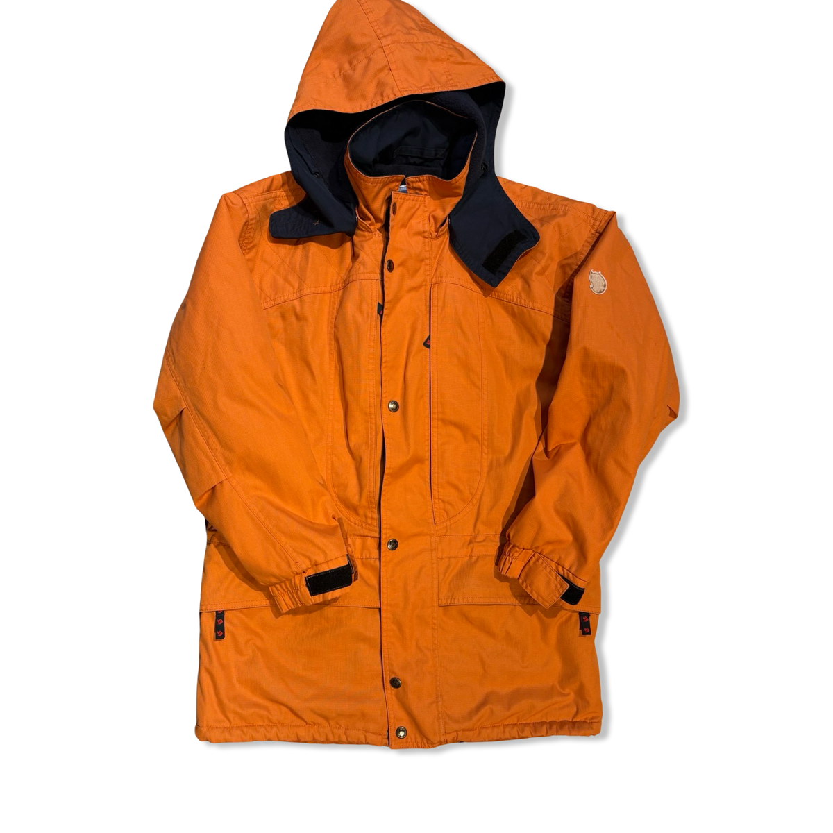 Orange retro funktionsjacka från Fjällräven för dam med huva, fotograferad framifrån mot en vit bakgrund.
