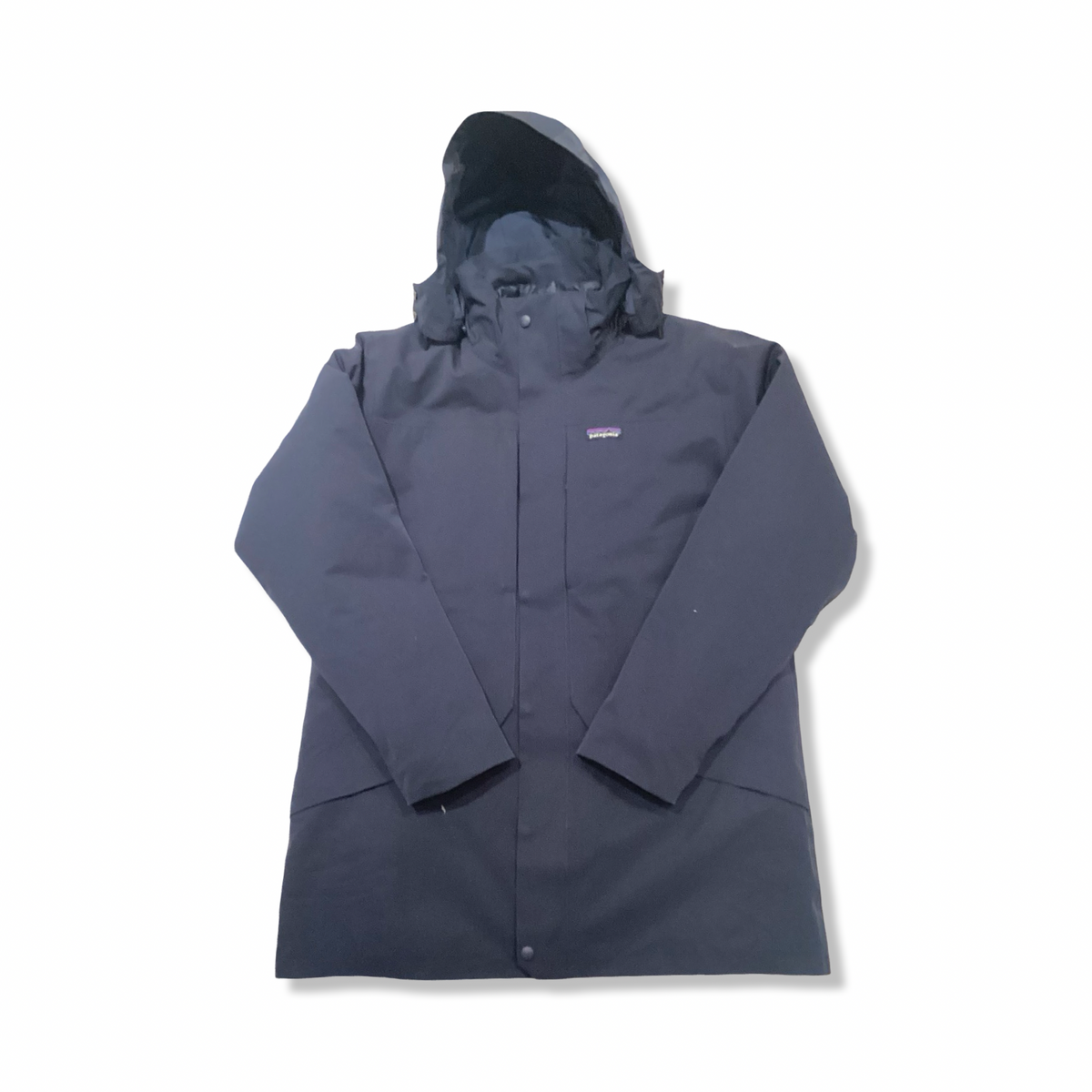 Blå Patagonia Tres 3-in-1 parkas för herr med huva, fotograferad framifrån mot en vit bakgrund.