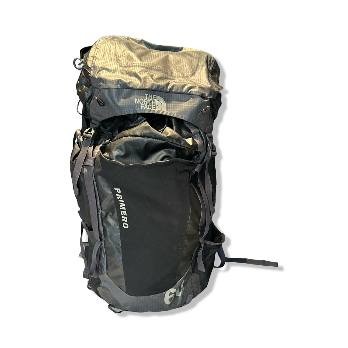 Svart ryggsäck The North Face Primero 60L för unisex, fotograferad framifrån mot en vit bakgrund.