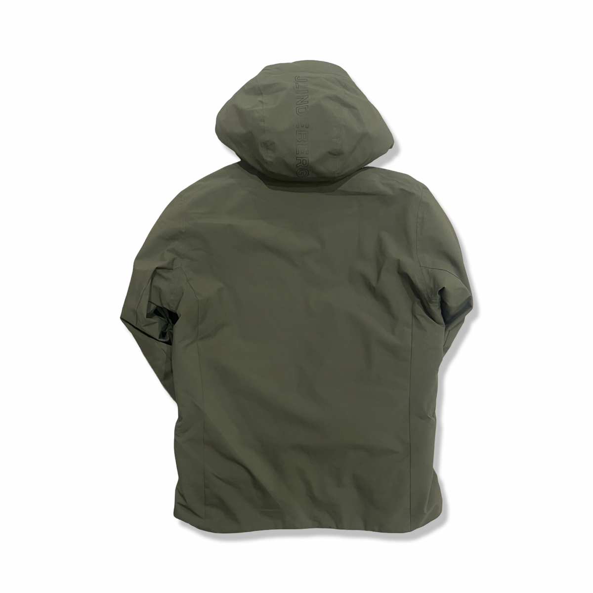 Baksidan av en grön dunjacka Ace jacket från J.Lindeberg för herr med huva, fotograferad mot en vit bakgrund.