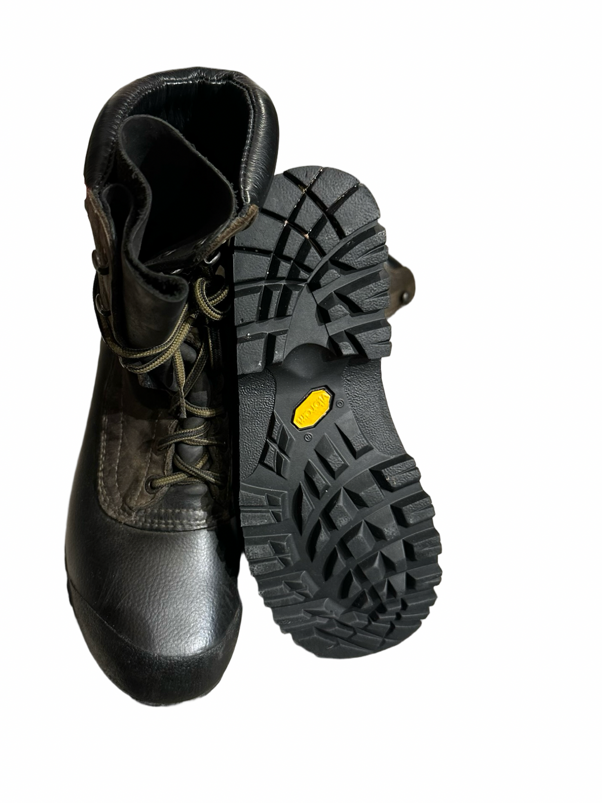 Undersidan och skaftet på en brun Lundhags Vandra II Mid vandringskänga för herr med räfflad Vibram-sula.