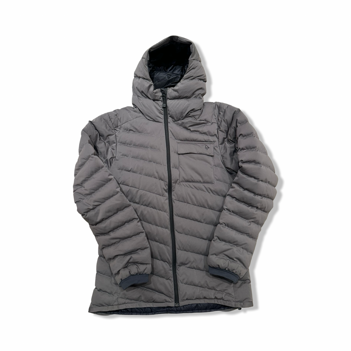 Grå dunjacka Norröna Tamok Light Weight Down750 Jacket för dam med huva, fotograferad framifrån mot vit bakgrund.