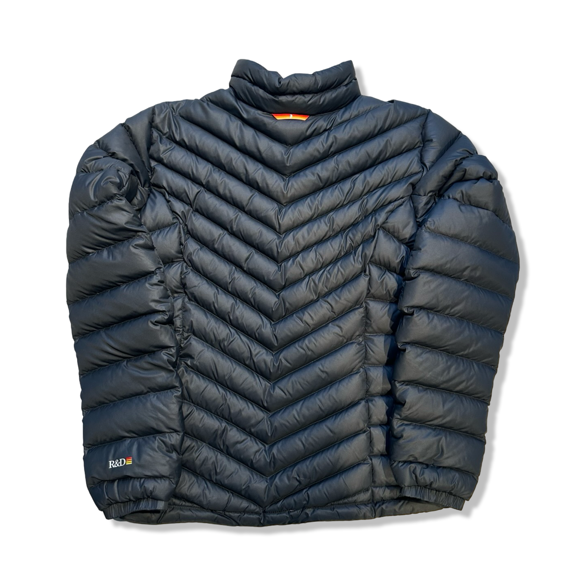 Baksidan av en svart dunjacka Peak Performance Frost Down för dam, fotograferad mot en vit bakgrund.