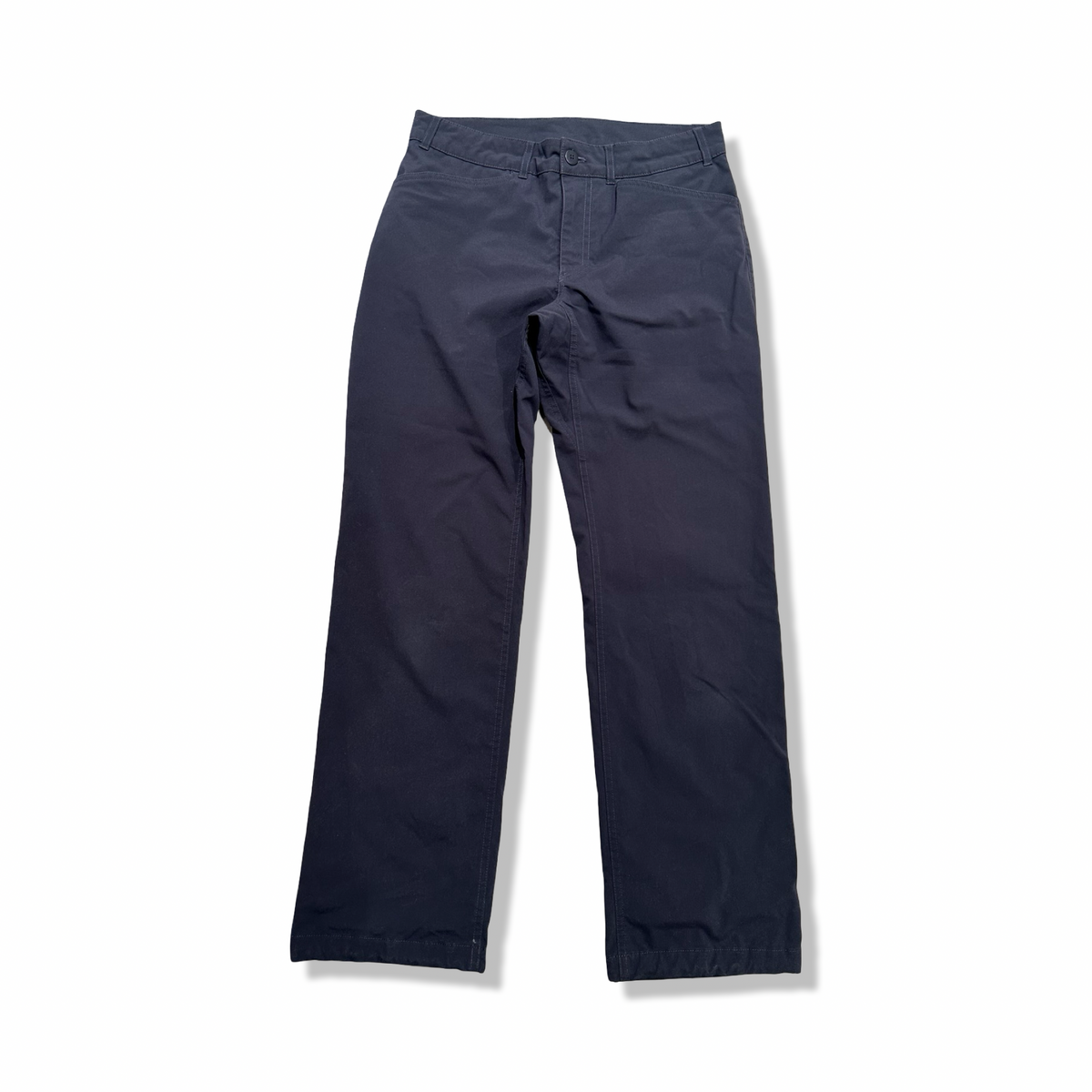 Grå Houdini W's Dock Pants för dam, fotograferade framifrån mot en vit bakgrund.