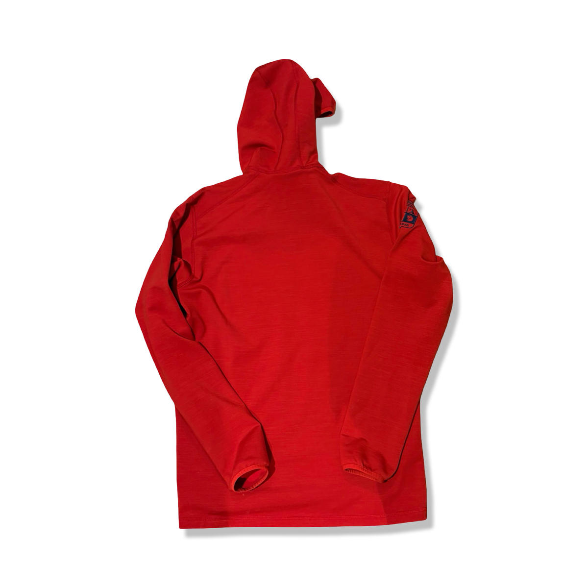 Baksidan av en röd Fjällräven Classic Keb Hoodie för herr med huva, fotograferad mot en vit bakgrund.