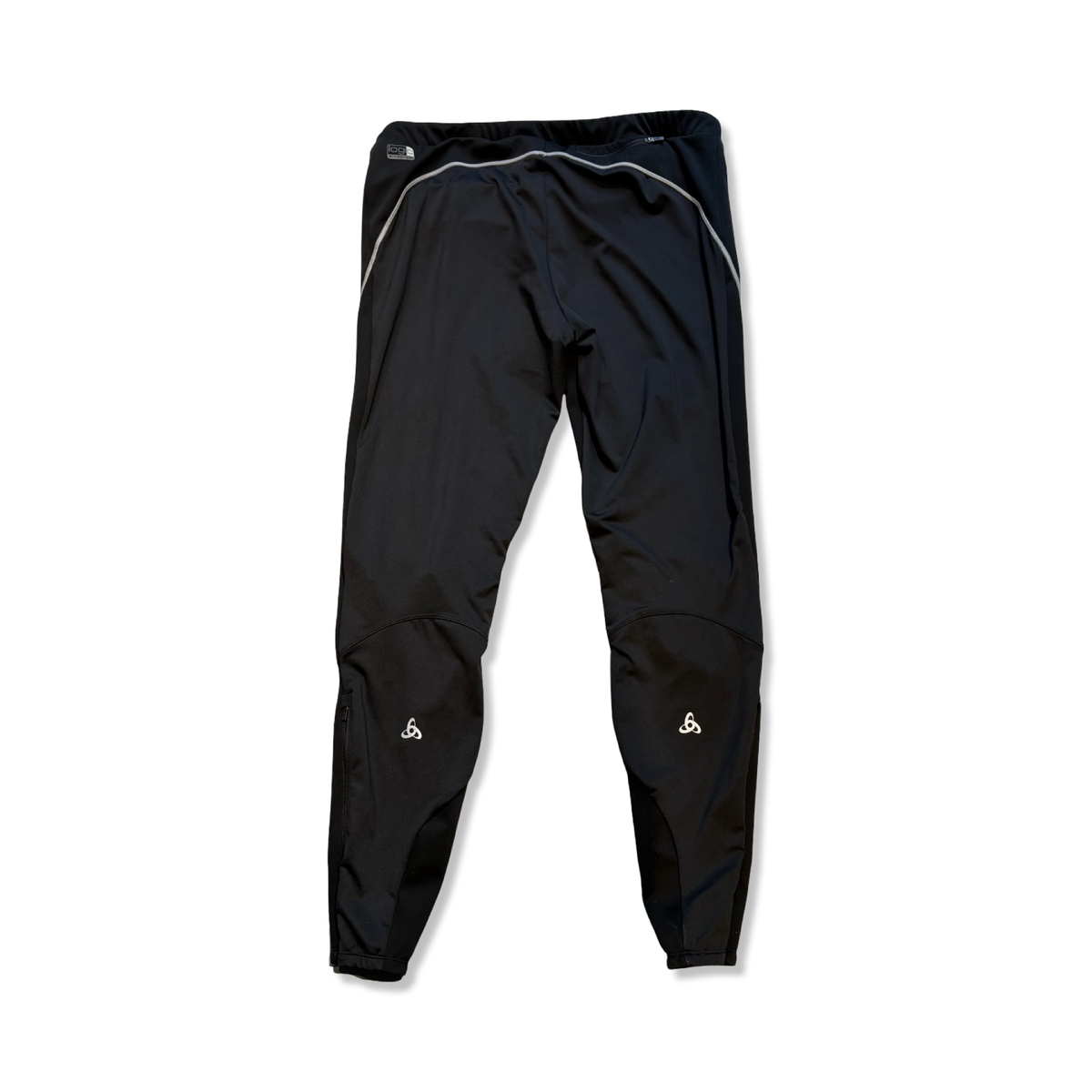 Baksidan av en svart träningsbyxa från Odlo logic windproof för dam, fotograferad mot en vit bakgrund.