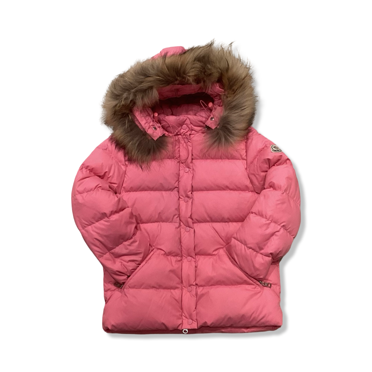 Rosa dunjacka från Moncler med huva prydd med pälskant för barn, fotograferad framifrån mot en vit bakgrund.