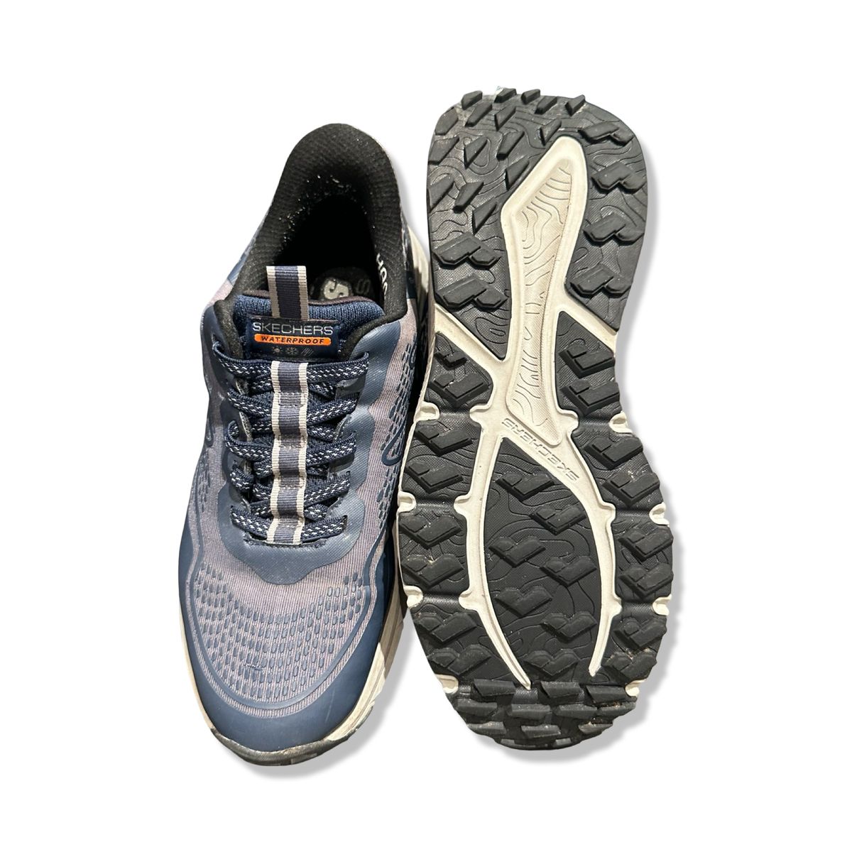 Blå löparskor från Skechers Waterproof visade framifrån och med sulan uppåt mot en vit bakgrund.