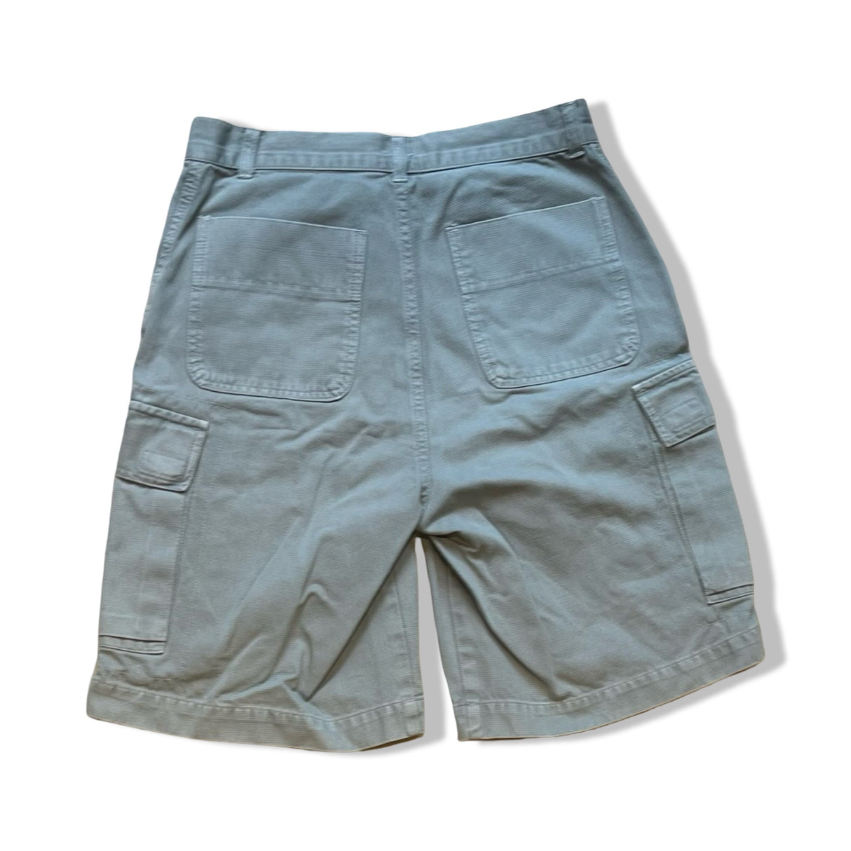 Khakigröna cargo-shorts från Helly Hansen för dam i storlek 46, sedda bakifrån mot vit bakgrund.