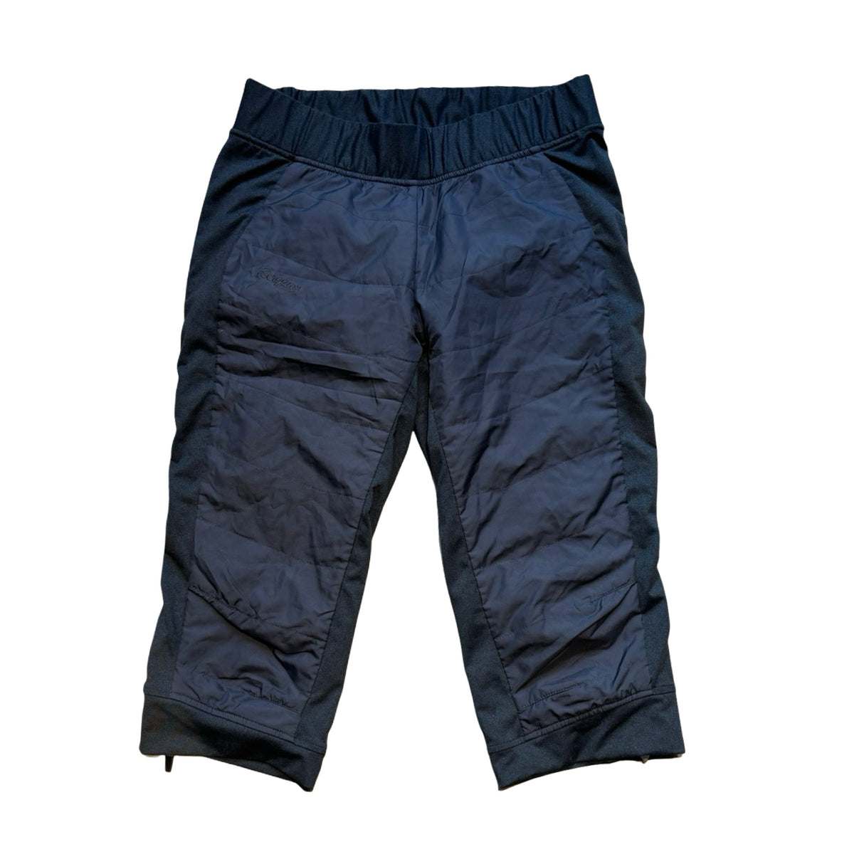 Funktionsbyxa Bergans Stranda Hybrid 3/4 för herr i blått, fotograferad framifrån mot en vit bakgrund.