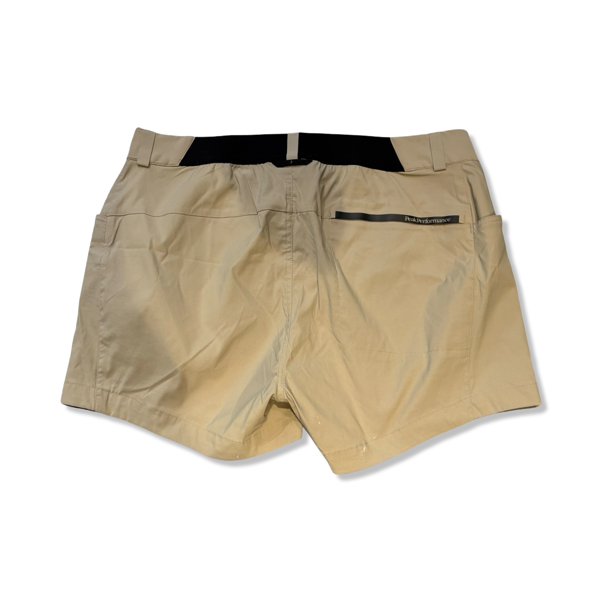 Vandringsshorts Peak Performance i beige, fotograferade bakifrån mot en vit bakgrund.