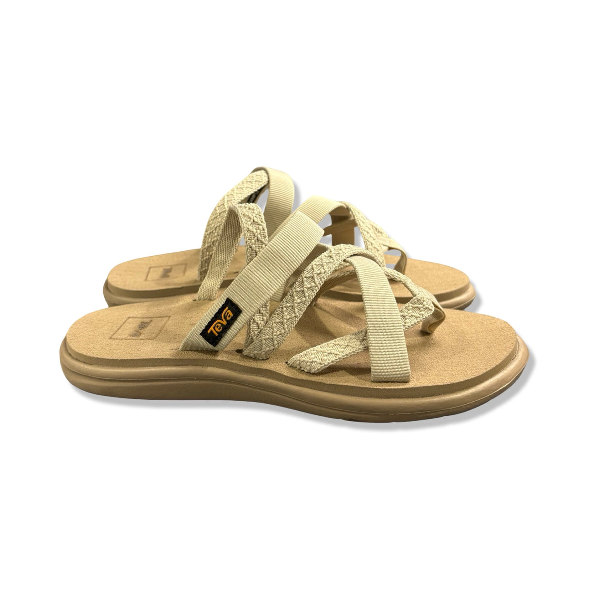 Teva Voya Zillesa sandaler för dam i beige med flätade remmar, sedda från sidan mot en vit bakgrund.
