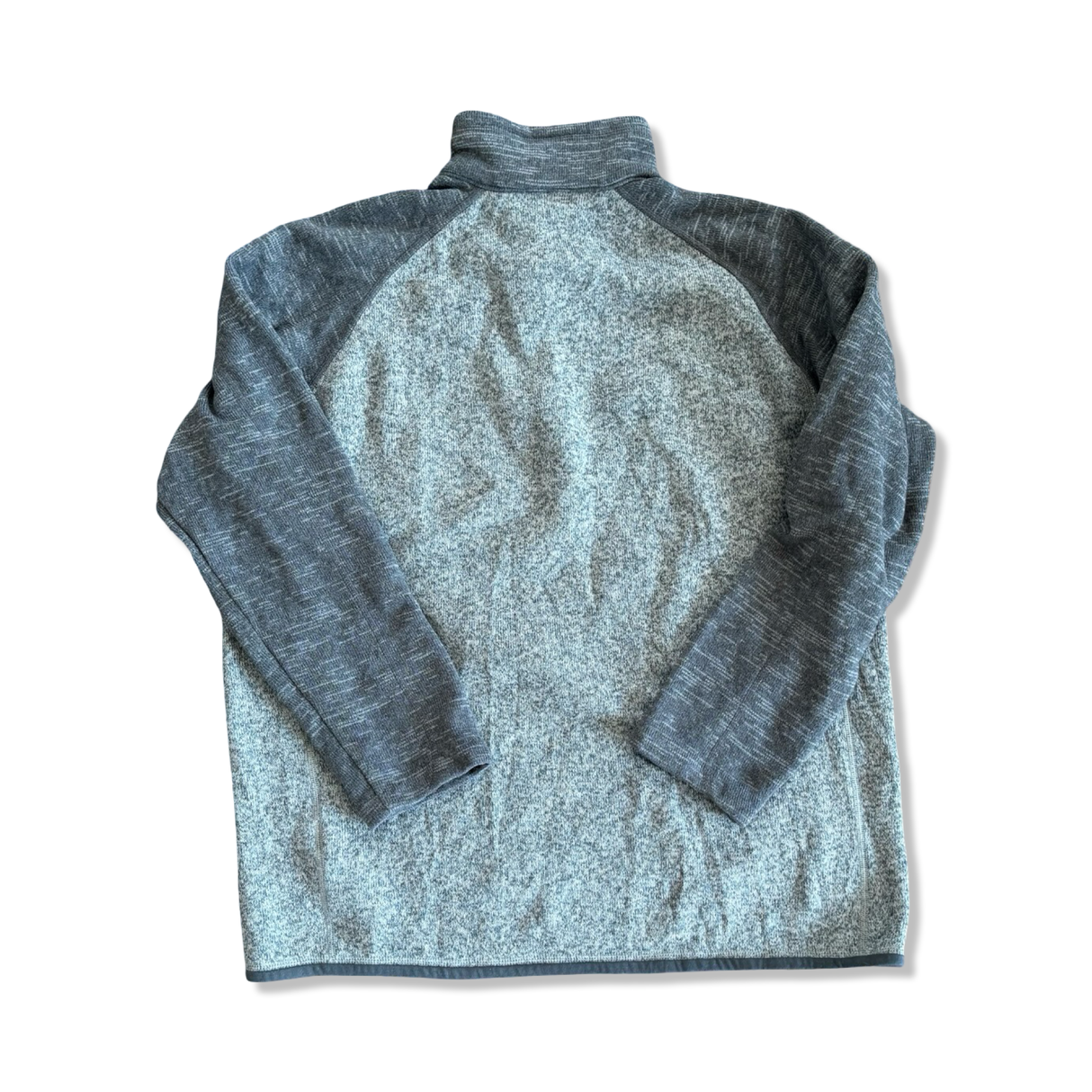 Grå Patagonia Better Sweater fleecetröja för herr, sedd bakifrån med mörkgrå ärmar mot en vit bakgrund.