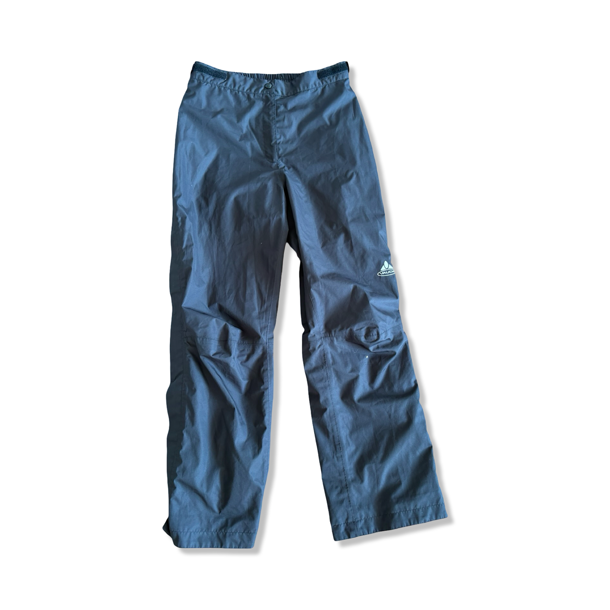 Svarta Gore-Tex regnbyxor från Vaude för herr i storlek M, fotograferade mot en vit bakgrund.