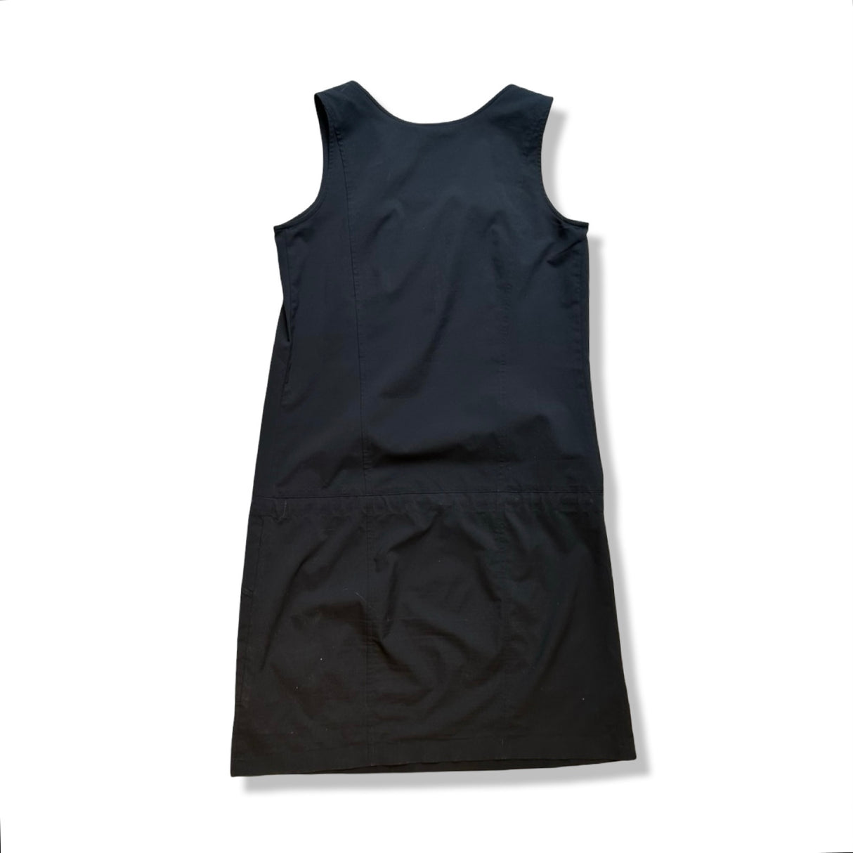 Svart Arc'teryx Contenta Dress för dam, fotograferad bakifrån mot en vit bakgrund.