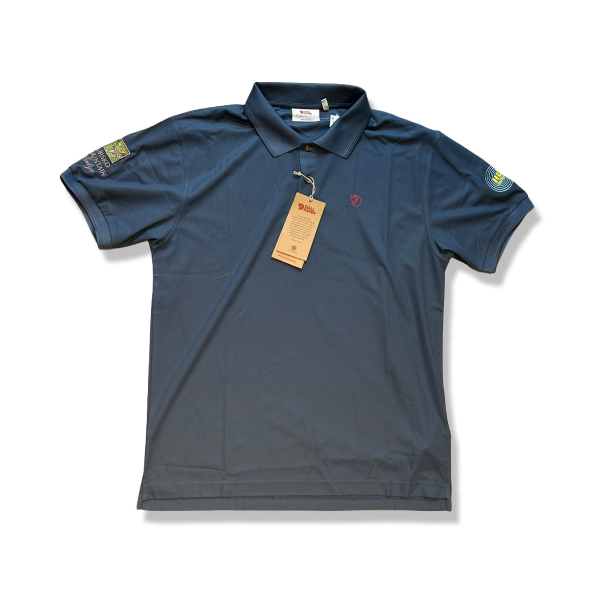 Mörkblå Fjällräven Crowley Pique-shirt för herr, fotograferad platt framifrån mot en vit bakgrund.