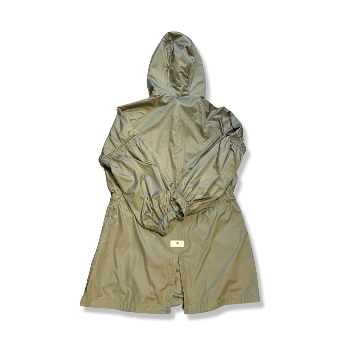 Baksidan av en olivfärgad Stella McCartney-parkas för dam med huva, fotograferad mot en vit bakgrund.