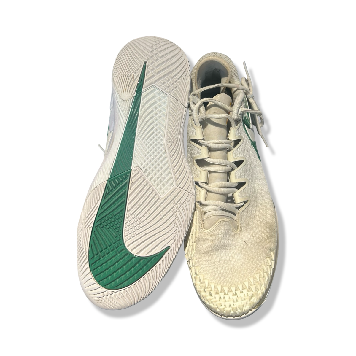 Träningsskor Nike NikeCourt Air Zoom Vapor X Knit för herr i vit och grön färg, visade ovanifrån mot en vit bakgrund.
