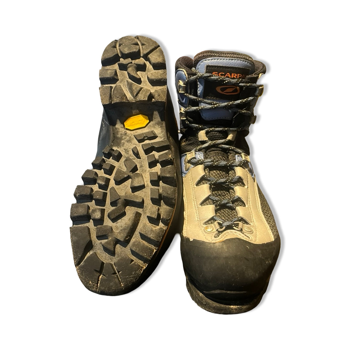 Scarpa Jorasses Pro GTX kängor i grått och svart, där en känga visas framifrån och den andra visar sulan.