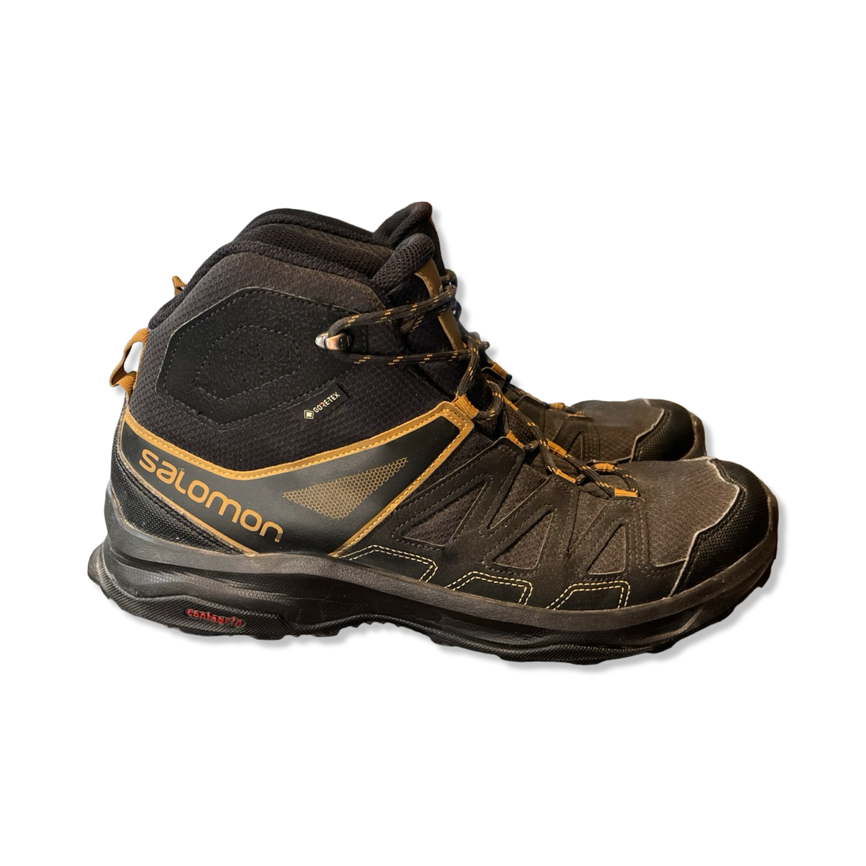 Salomon vandringskängor för herr i svart med gula detaljer och Gore-Tex, sedda från sidan mot en vit bakgrund.