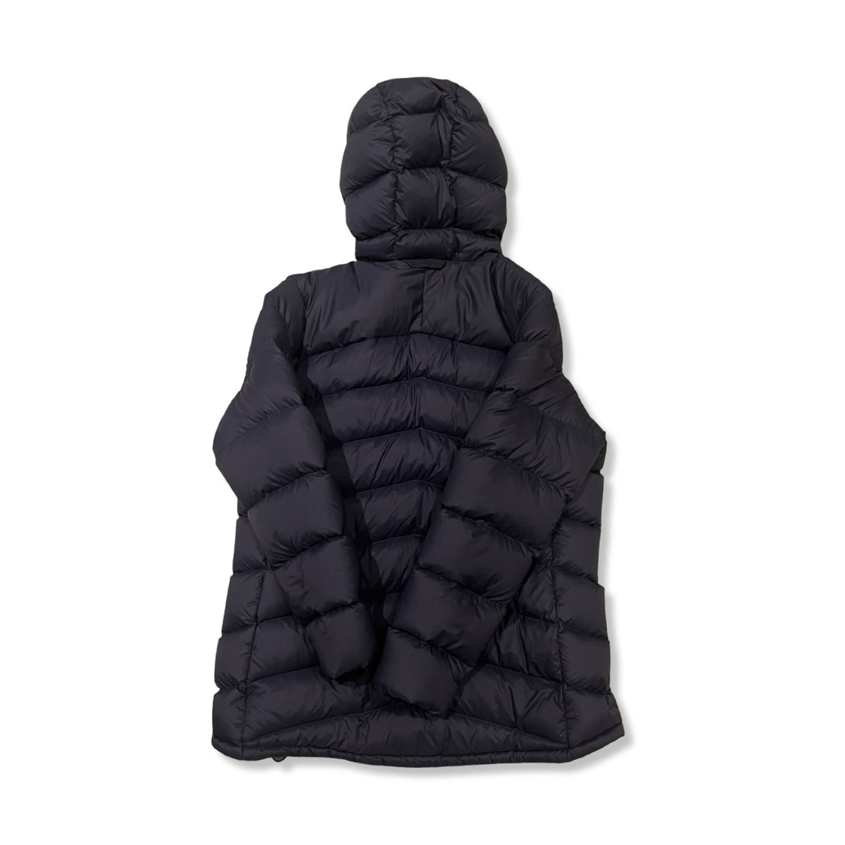 Baksidan av en mörkblå dunjacka Fulu Down Hooded från Lundhags för dam, fotograferad mot en vit bakgrund.