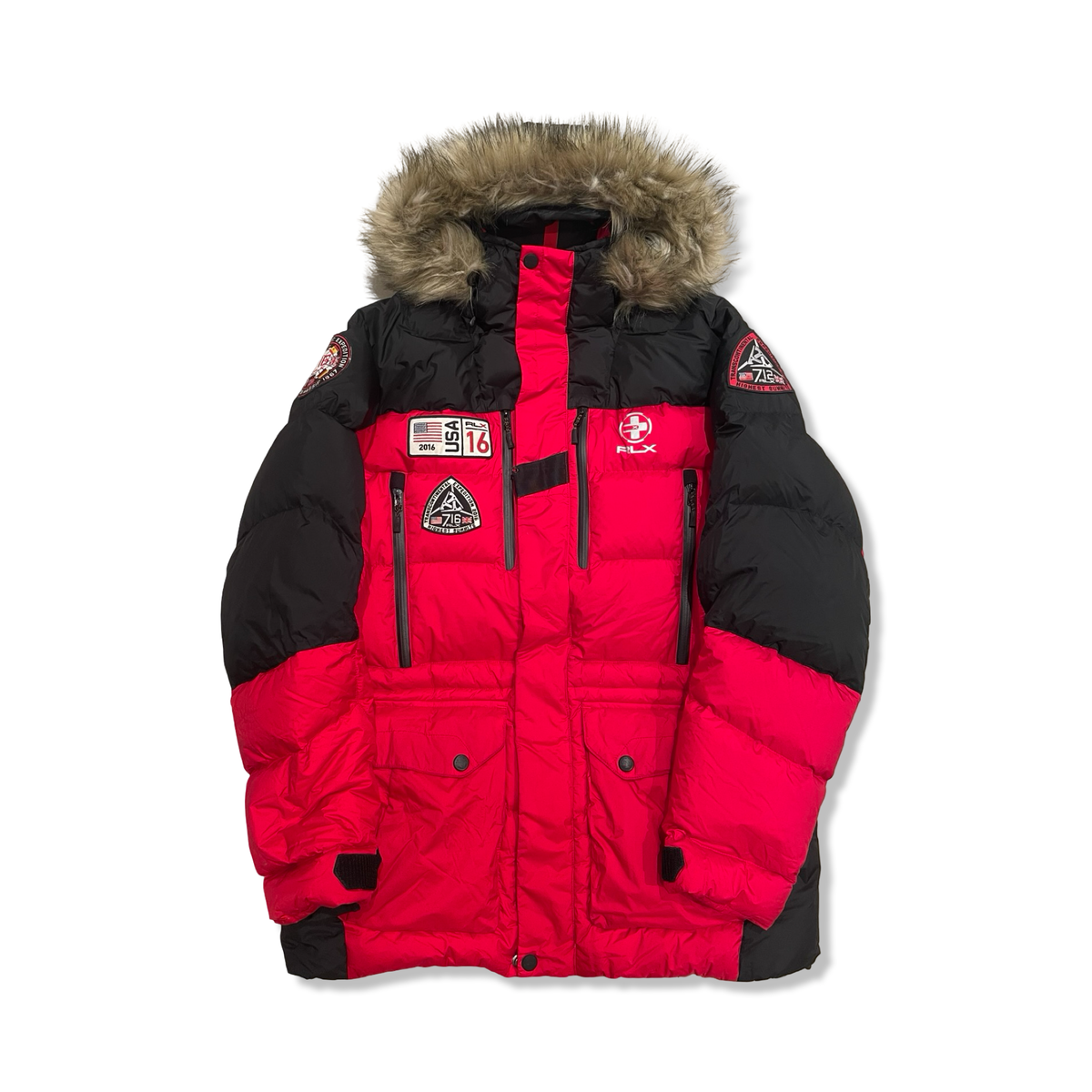Röd och svart parkas från Ralph Lauren RLX med pälskant på luvan och flera patchar, fotograferad framifrån mot vit bakgrund.