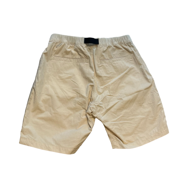 Peak Performance Ripstop Shorts för herr i cremevitt, sedda bakifrån med bakfickor och elastisk midja.