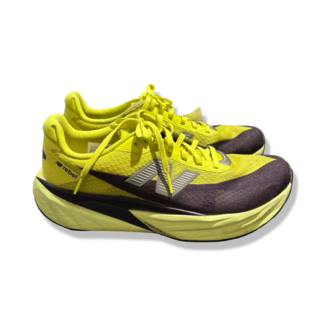 Gula löparskor från New Balance FuelCell Rebel i storlek 42, fotograferade från sidan mot en vit bakgrund.