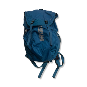 Blå ryggsäck Camelbak Arete 18 för unisex med logotyp, fotograferad framifrån mot vit bakgrund.