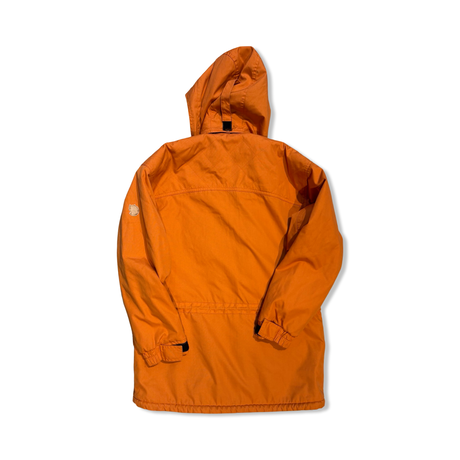 Baksidan av en orange funktionsjacka från Fjällräven för dam i storlek XS, fotograferad mot en vit bakgrund.