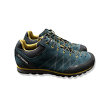 Blå vandringsskor från Scarpa Crux GTX för herr i storlek 44, fotograferade från sidan mot vit bakgrund.