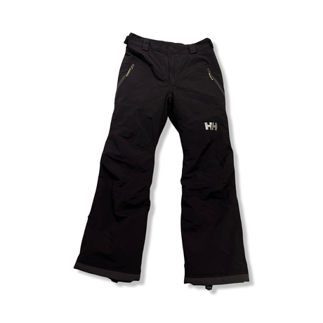 Svarta skidbyxor från Helly Hansen för barn, fotograferade framifrån mot en vit bakgrund.