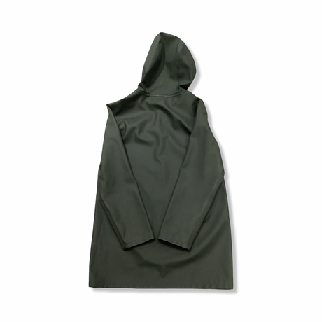 Baksidan av en grön regnkappa från Stutterheim för dam i modell Stockholm, fotograferad mot en vit bakgrund.