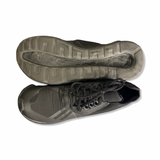 Svarta Adidas Tubular Runner löparskor för herr, visade med en sko ovanför den andra för att visa ovansidan och yttersulan mot vit bakgrund.