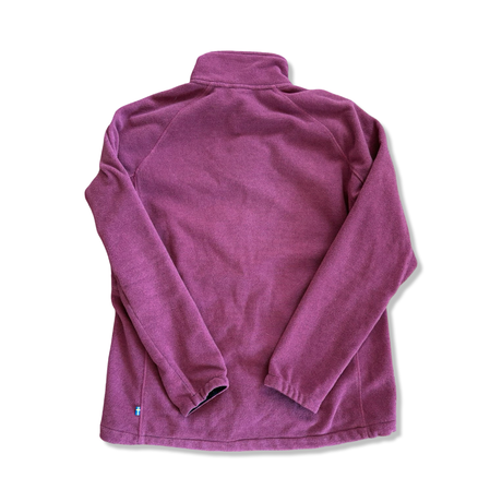 Hallonröd Fjällräven Ronja fleececardigan för dam, fotograferad bakifrån mot en vit bakgrund.