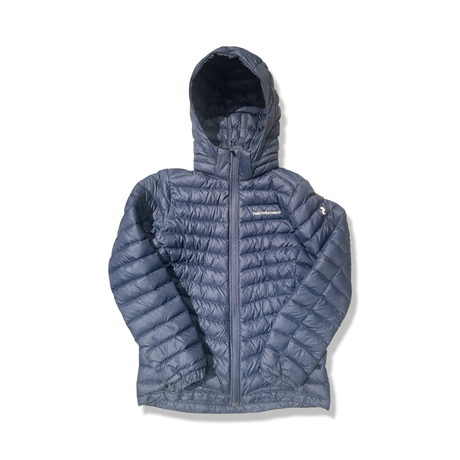 Blå dunjacka Peak Performance jr frost down hood jacket för dam med huva, fotograferad framifrån mot en vit bakgrund.