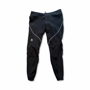 Svarta träningsbyxor från Odlo logic windproof för dam, fotograferade framifrån mot en vit bakgrund.