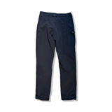 Baksidan av ett par svarta funktionsbyxor Haglöfs Grit Pant Dam i storlek 36, fotograferade mot en vit bakgrund.