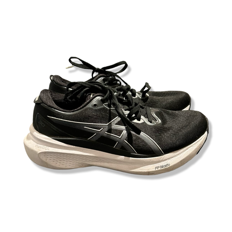 Svarta löparskor från Asics modell Gel-Kayano 30 för dam, storlek 38, fotograferade från sidan mot en vit bakgrund.