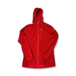 Röd Fjällräven Classic Keb Hoodie fleecetröja för herr med huva och dragkedja, fotograferad framifrån mot en vit bakgrund.