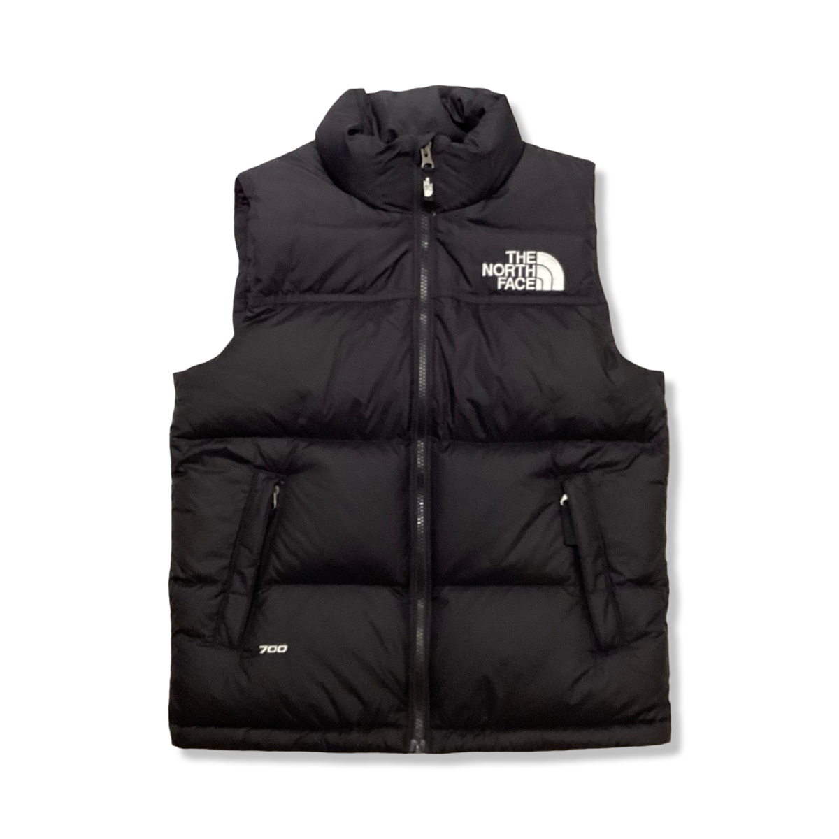 Svart väst från The North Face Teen 1996 Retro Nuptse för barn, fotograferad framifrån mot en vit bakgrund.