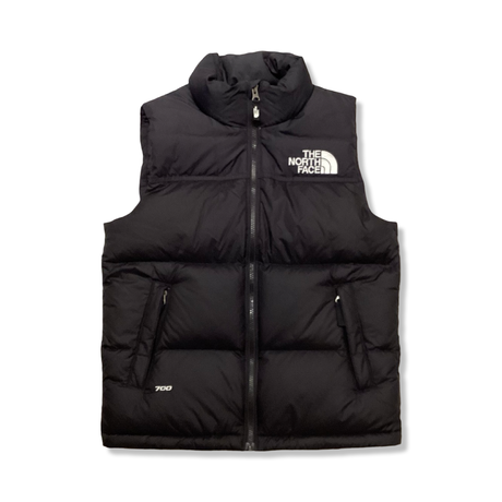 Svart väst från The North Face Teen 1996 Retro Nuptse för barn, fotograferad framifrån mot en vit bakgrund.