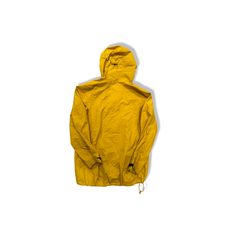 Baksidan av en gul Bergans 1099 Rabot V2 3L Jacket skaljacka för dam, fotograferad mot en vit bakgrund.