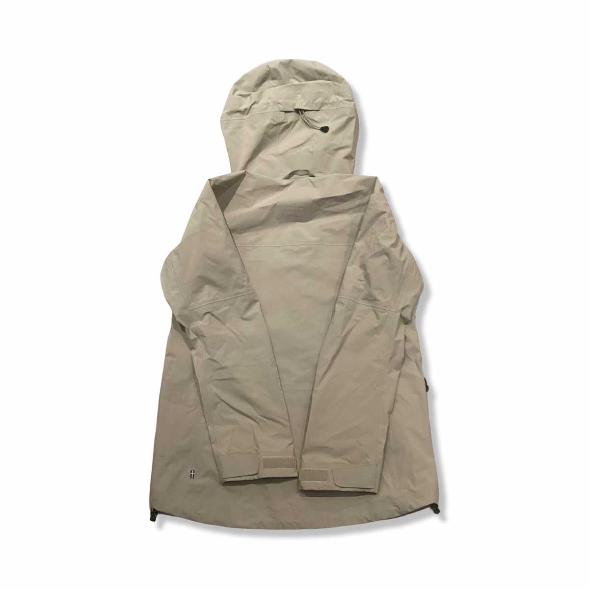 Baksidan av en beige skaljacka från Fjällräven för dam med huva, fotograferad mot en vit bakgrund.