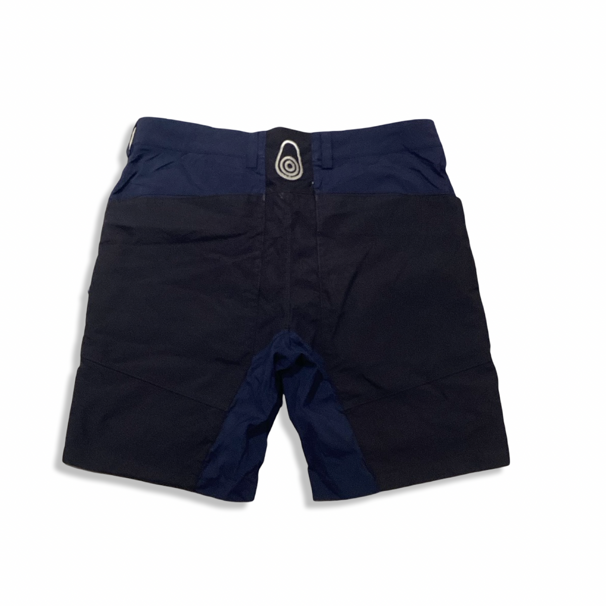 Baksidan av blå seglarshorts för herr från Sail Racing, fotograferade mot en vit bakgrund.