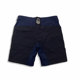 Baksidan av blå seglarshorts för herr från Sail Racing, fotograferade mot en vit bakgrund.