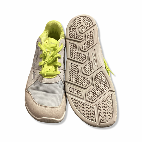 Grå och neongula Joe Nimble Addict sneakers för herr, visade framifrån och med sulan mot en vit bakgrund.